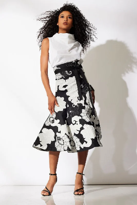 Skirt with a scalloped hem for a feminine and delicate touchCressida Applique Flair Skirt