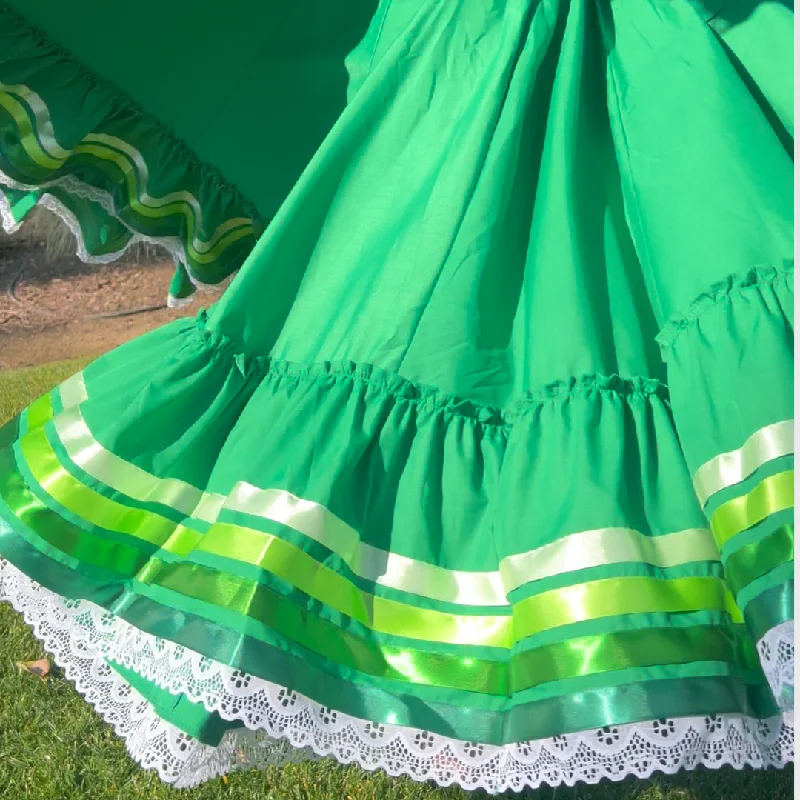 Skirts with a beaded embellishment Hoja de Maiz Folklorico Dance Practice Skirt, Doble Vuelo, Bandera