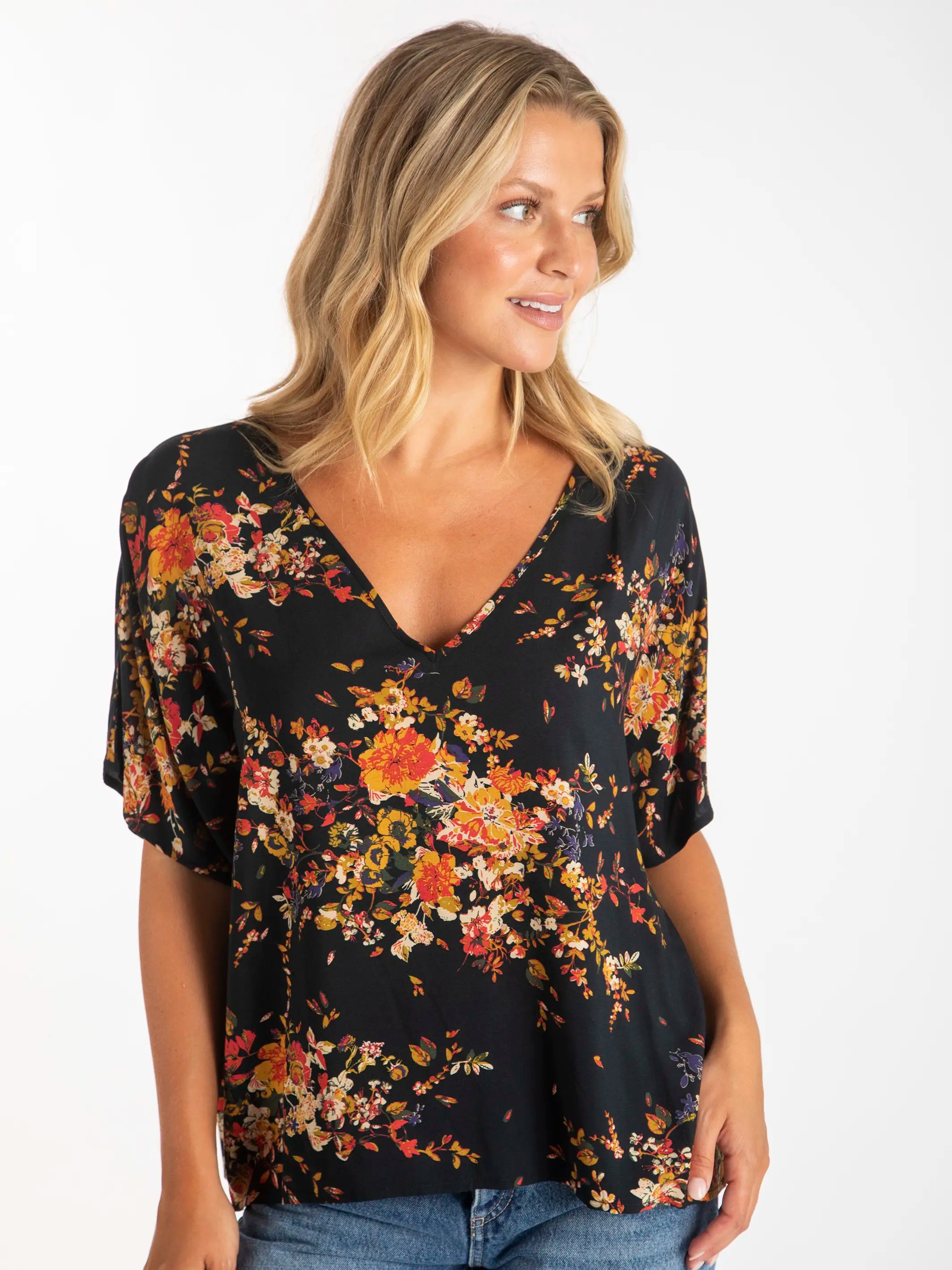 Plus Size Women's Ruffled Hem Sweaters in Floral PrintsEasy V-Neck Top - Navy Red Bouquets