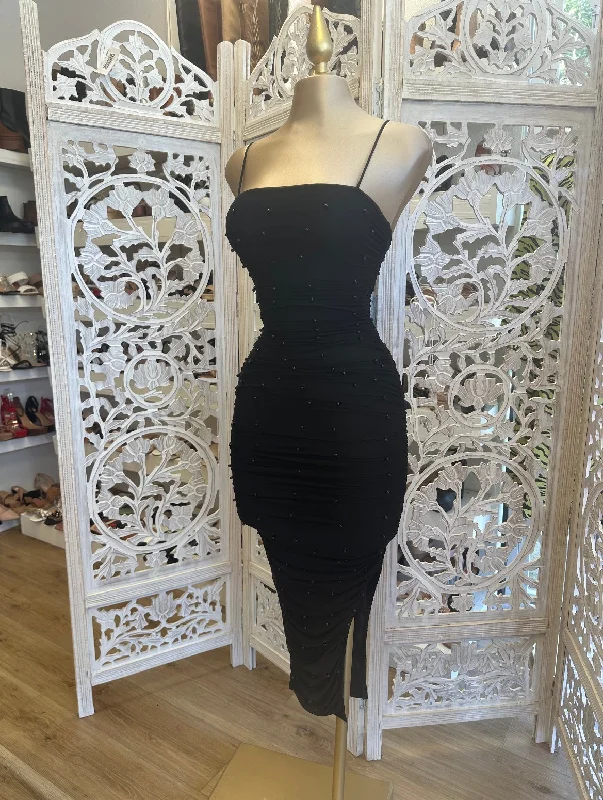 Printed Abstract Women Dress for a Modern and Artistic AppealPearl Detail Black Dress Printed Abstract Women Dress for a Modern and Artistic AppealPearl Detail Black Dress