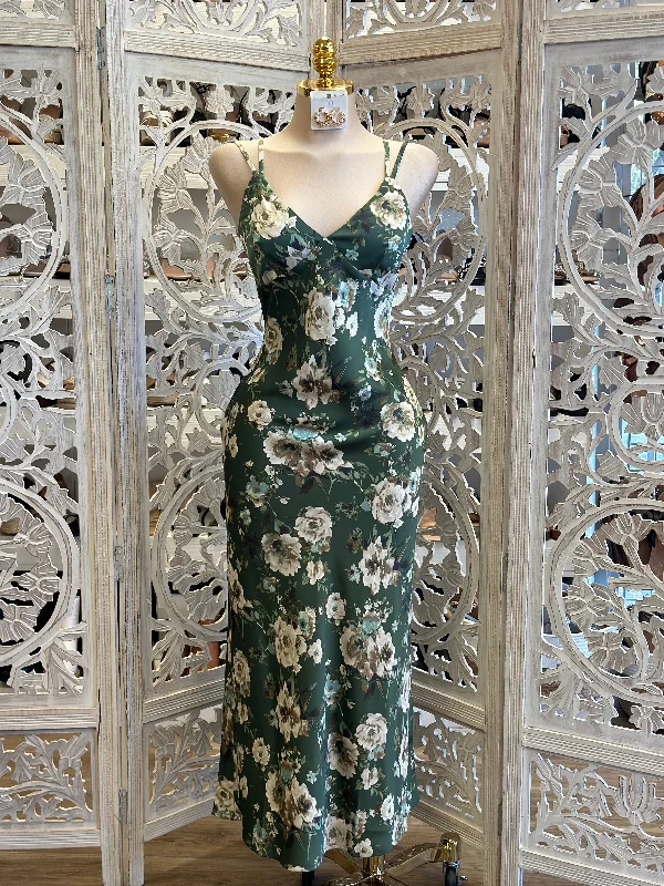 Maxi Women Dress with Floral Print for a Bohemian VibeDark Green Floral Satin Maxi Dress- No Estira, Not Stretchy Maxi Women Dress with Floral Print for a Bohemian VibeDark Green Floral Satin Maxi Dress- No Estira, Not Stretchy