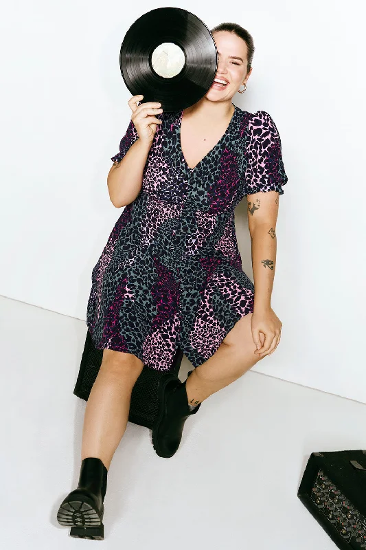 Ruffled Women Dress with Multiple Layers for a Playful and Girly StyleKhaki with Pink Spliced Leopard Short Tea Dress Ruffled Women Dress with Multiple Layers for a Playful and Girly StyleKhaki with Pink Spliced Leopard Short Tea Dress