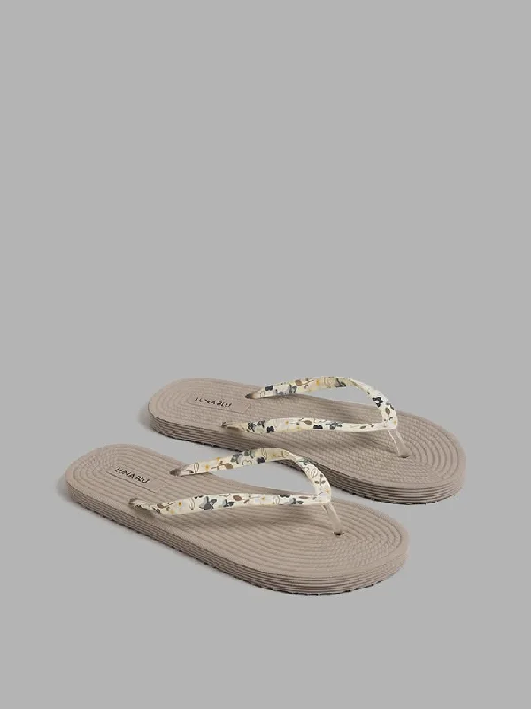 Belted Women Shorts to Enhance the WaistlineLUNA BLU Beige Jute Printed Flip Flop