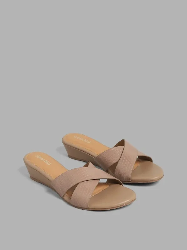 Stretchable Women Shorts for Maximum MobilityLUNA BLU Solid Light Beige Cross-Strap Sandals