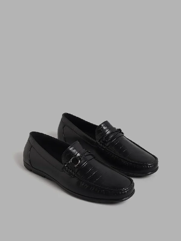 Embroidered Women Shorts with Intricate DesignsSOLEPLAY Black Self-Patterned Loafers