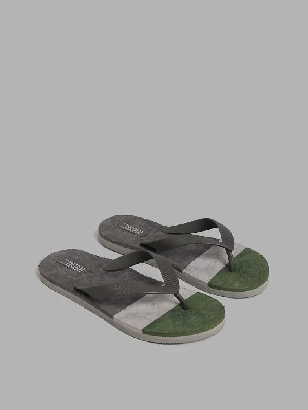 Patterned Geometric Women Shorts for a Modern AppealSOLEPLAY Grey Flip-Flops
